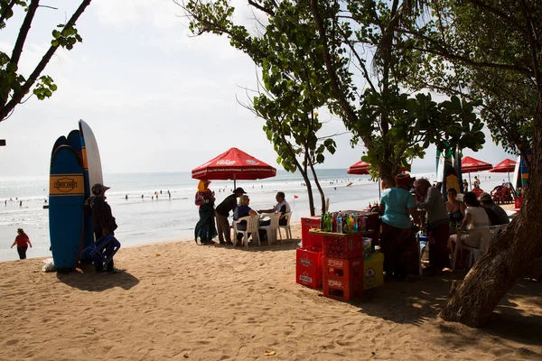 Deniz kıyısındaki insanlar