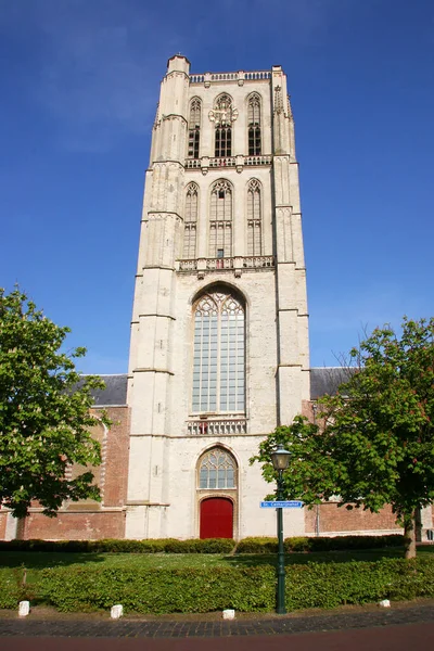 Küçük kasabada güzel bir mimari.