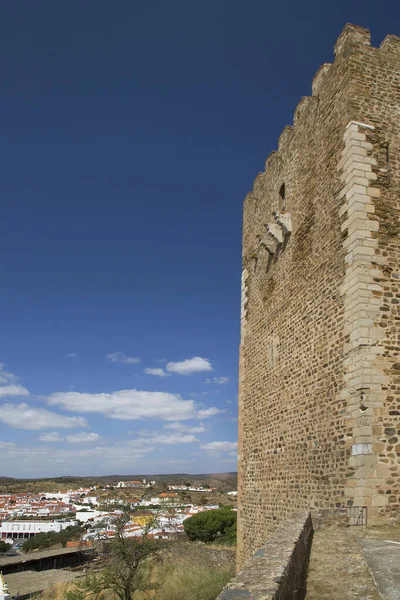 Eski kasabadaki ortaçağ şatosu