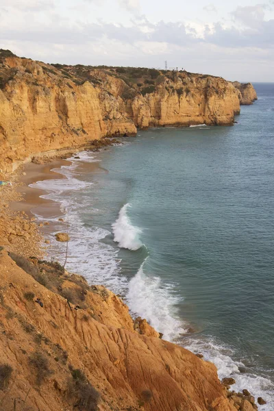 Kayalık deniz kıyısının gün batımı manzarası