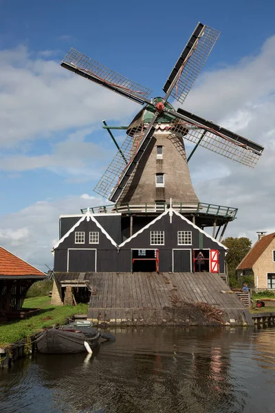 Köydeki eski yel değirmeni.