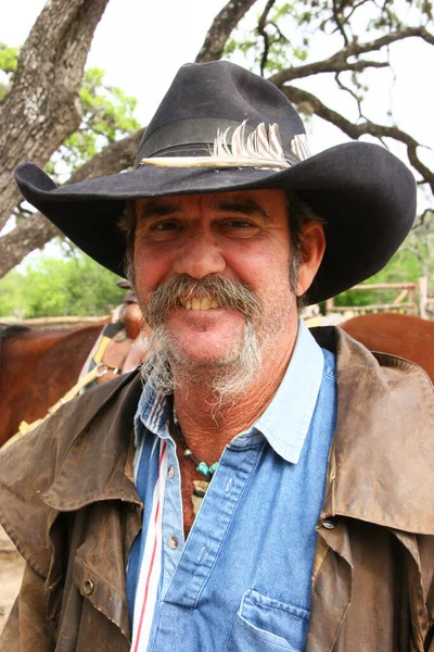 Şapkalı son sınıf öğrencisi.