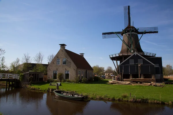 Tekneyle getirilen ve kanaldan işlenen ağaç gövdeleri için hala yel değirmeninde çalışan tarihi eser.