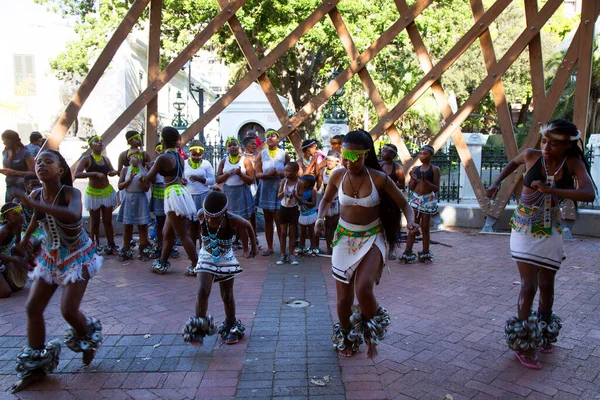 Afro-Afrikalı insanlar sokaklarda dans ediyor, seyahat çekimleri yapıyorlar.