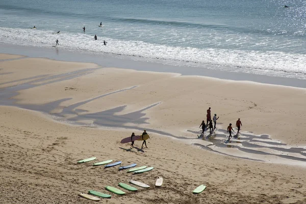 İnsanlar Atlantik Okyanusu kıyısında plajın tadını çıkarıyorlar.