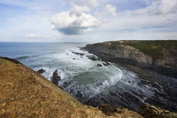 Güzel kayalık deniz manzarası