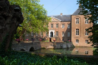 Günışığında su kanalı olan ortaçağ binası manzarası