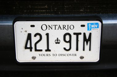 Aracın plakasının yakın görüntüsü