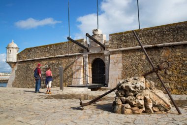 Tarihi binaya bakan turistler