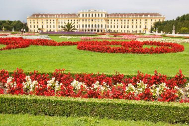 resmi çiçek yatakları ve saray bahçesinin çimenleri