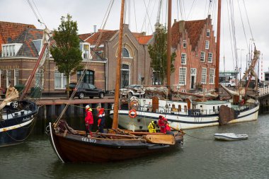 Hollanda 'daki rıhtımda demirlemiş teknelerin görüntüsü