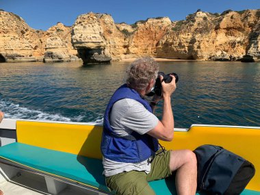 Bir grup insan teknede oturuyor. 