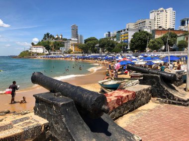Halkın plaj sahnesinde insanlar gün ışığında