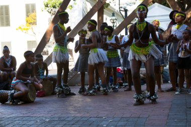 Afro-Afrikalı insanlar sokaklarda dans ediyor, seyahat çekimleri yapıyorlar.