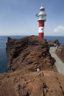 Atlantik Okyanusu kıyısındaki deniz feneri. 