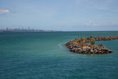 Yazın Akdeniz kıyısının manzarası.