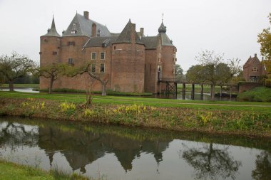 Su kanalı üzerinde ortaçağ binası manzarası