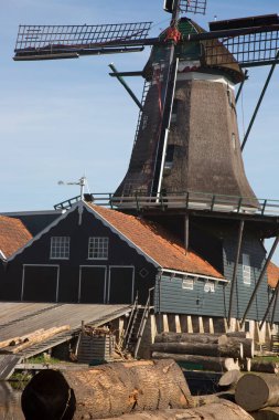 Tekneyle getirilen ve kanaldan işlenen ağaç gövdeleri için hala yel değirmeninde çalışan tarihi eser.