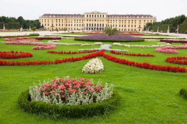 resmi çiçek yatakları ve saray bahçesinin çimenleri