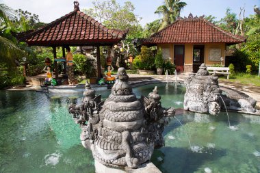 Bali geleneksel tapınak kompleksi bahçe, veranda, heykeller ve havuz