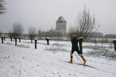 Kış sporu, kadın, şehirde kar. 