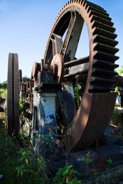 Eski paslı metal tekerlekler