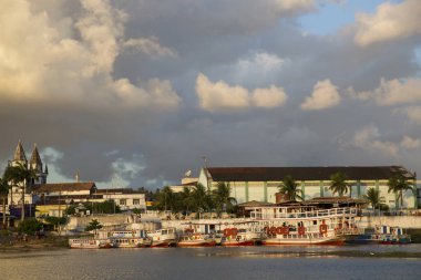 Feribottan sahil köyü manzarası 