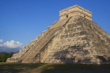 Chichen itza, Meksika, kutsal mezarlıktaki büyük piramidin kalıntıları.