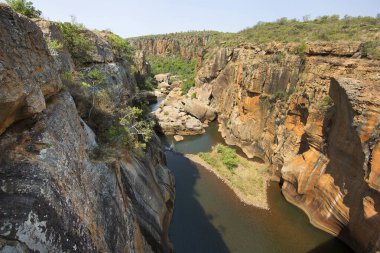 Dağlardaki nehrin güzel manzarası