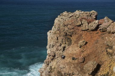 Keskin kayalar, dik uçurumlar, düşük büyüyen çalılıklar ve gizli kumsal parçaları ile kıyı boyunca uzanan engebeli doğa bölgesi, yüksek dalgalar kıyı boyunca kırdıyor ve sıçrıyor.