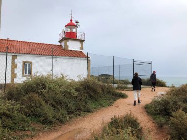 Deniz kıyısındaki uzun deniz feneri 