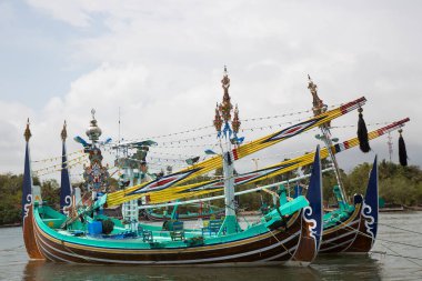 Endonezya 'nın Pengambengan limanında parlak renkli ve dini olarak dekore edilmiş geleneksel balıkçı filosu