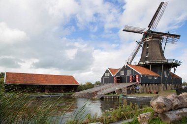 Köydeki eski yel değirmeni.