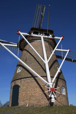 Tipik Hollanda yel değirmeni