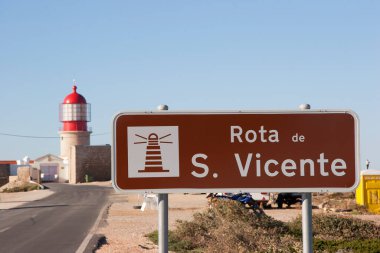 Akdeniz kıyısındaki deniz feneri 