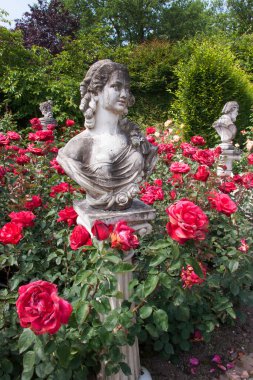 Botanik bahçesi manzaralı, heykeller ve çiçek açan.