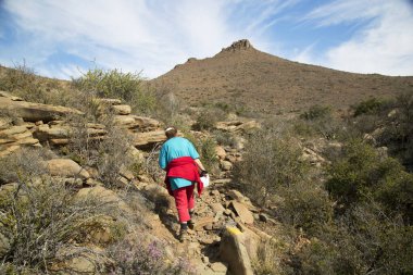 Dağlarda sırt çantalı tanınmayan turistler. Dağlarda yürüyüş konsepti.