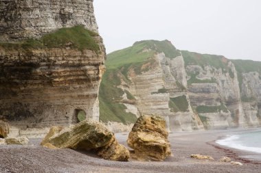 Kayalık sahilin güzel manzarası
