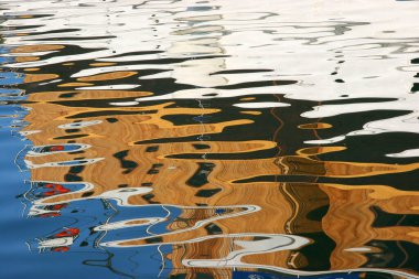 Suda renkli yansımalar