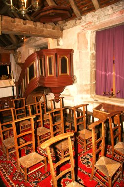 Bir köy kilisesinin içinde.