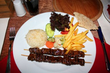 Sebze ve soslu ızgara biftek.