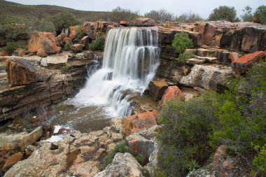 Dağlarda güzel bir şelale 