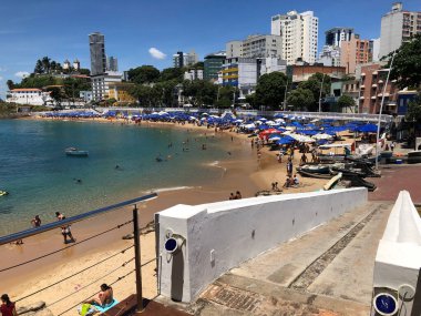 Halkın plaj sahnesinde insanlar gün ışığında