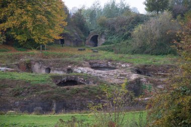 Eski kalenin harabelerinin manzarası
