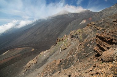 güzel dağlık volkanik manzaranın resimsel görüntüsü