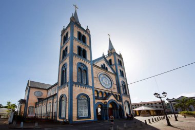 Tarihsel St. Petrus ve Paulus Kilisesi Paramaribo 'nun merkezindeki sedir ağacından yapılmıştır.