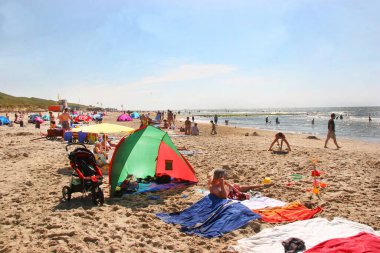 Halk plajında dinlenen insanlar, seyahat çekimleri