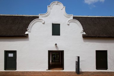 Kırsal kesimlerdeki eski bir Hollanda çiftlik evi.