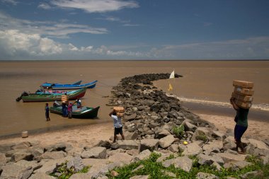Sahilde balıkçı tekneleri 