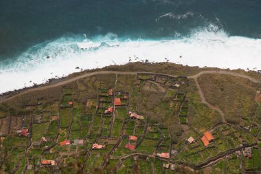 Portekiz 'de deniz ve dağlarla dolu güzel doğa manzarası.